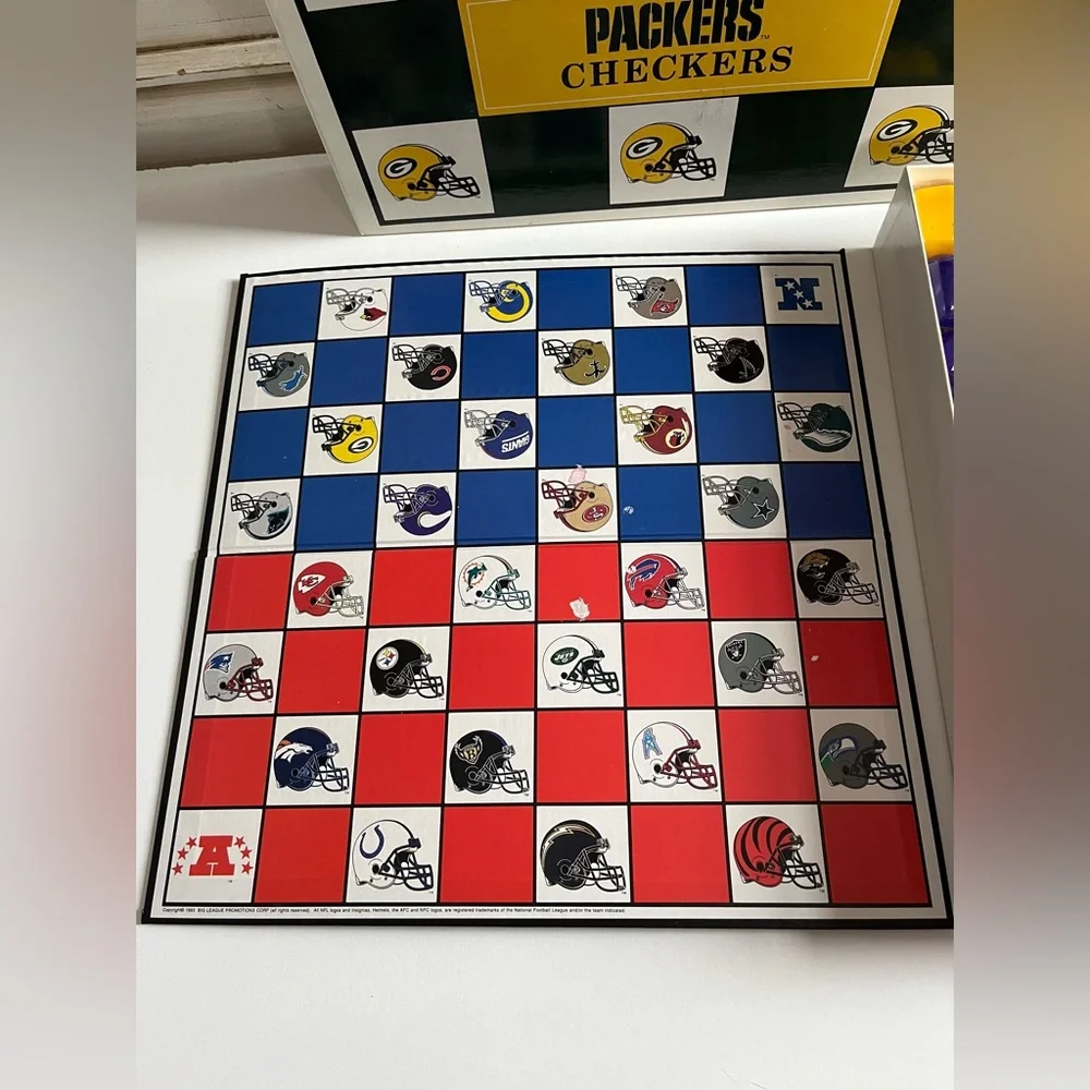 Vintage 1993 NFL GREEN BAY PACKERS vs VIKINGS NFL Helmet Checkers Board Game